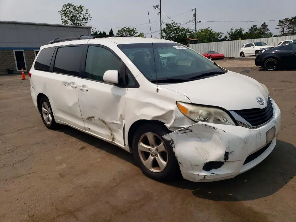 2013 TOYOTA SIENNA LE  