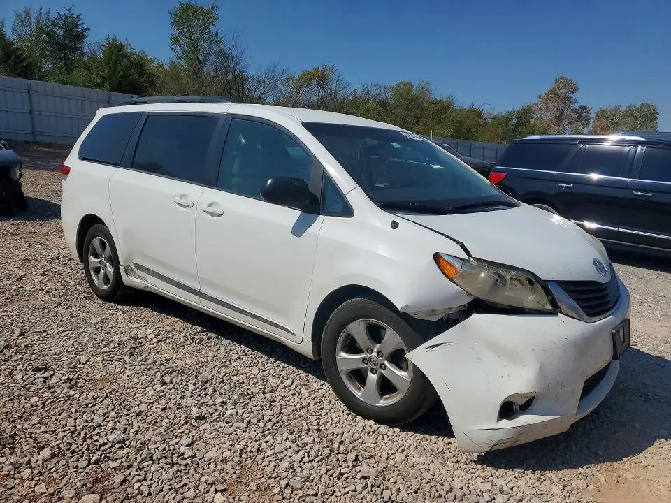 2014 TOYOTA SIENNA LE  