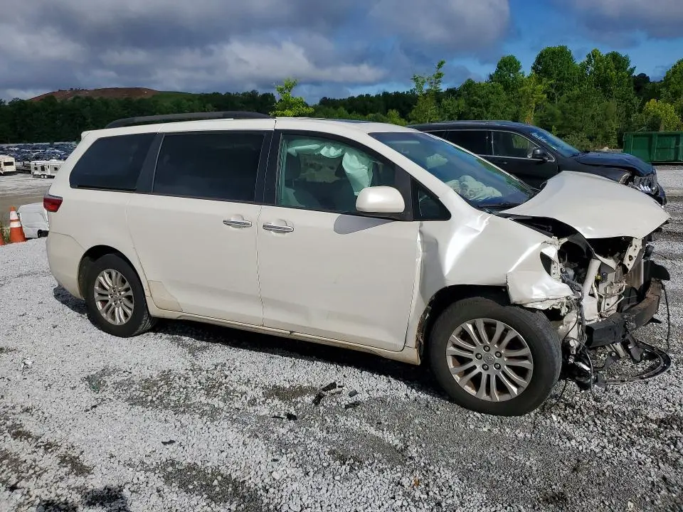 2015 TOYOTA SIENNA XLE PREMIUM 8-PASSENGER  
