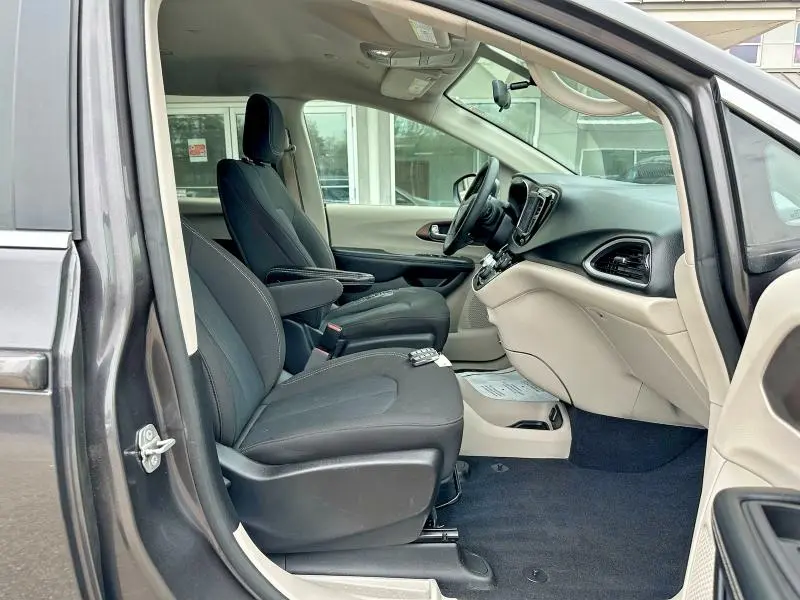2022 CHRYSLER VOYAGER LX  
