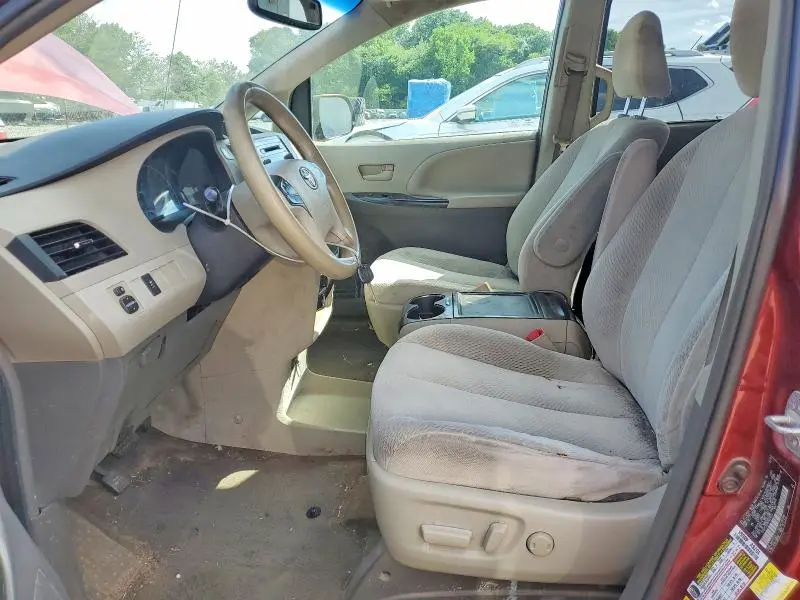 2014 TOYOTA SIENNA LE  
