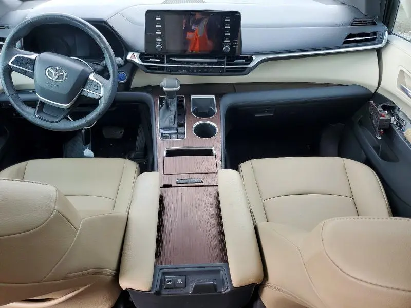 2022 TOYOTA SIENNA XLE  