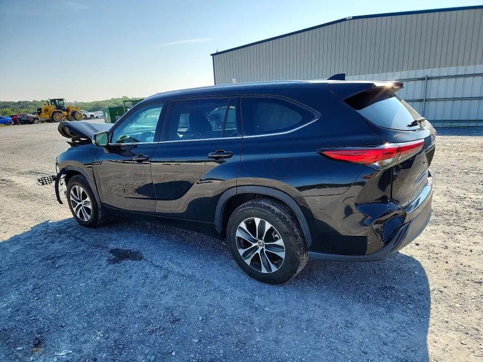 2022 TOYOTA HIGHLANDER XLE  