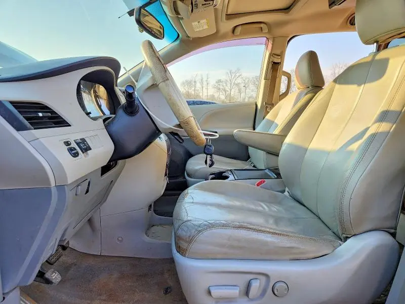 2013 TOYOTA SIENNA XLE  