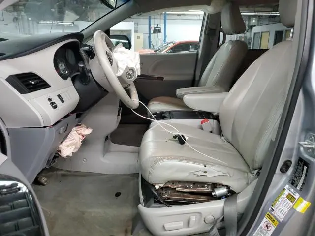 2014 TOYOTA SIENNA LE  
