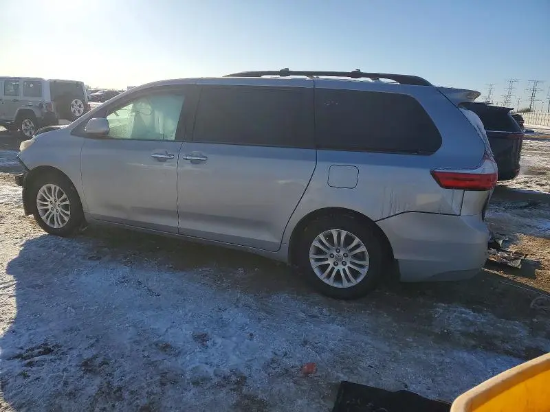 2017 TOYOTA SIENNA XLE  