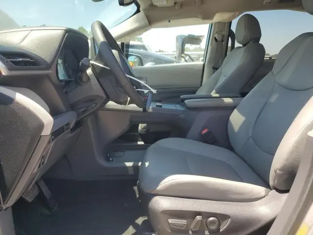 2023 TOYOTA SIENNA XLE  