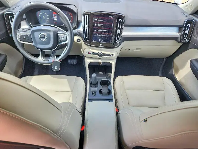 2020 VOLVO XC40 T4 MOMENTUM  
