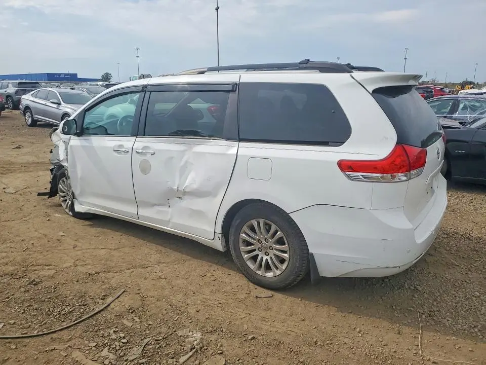 2013 TOYOTA SIENNA XLE 8-PASSENGER  
