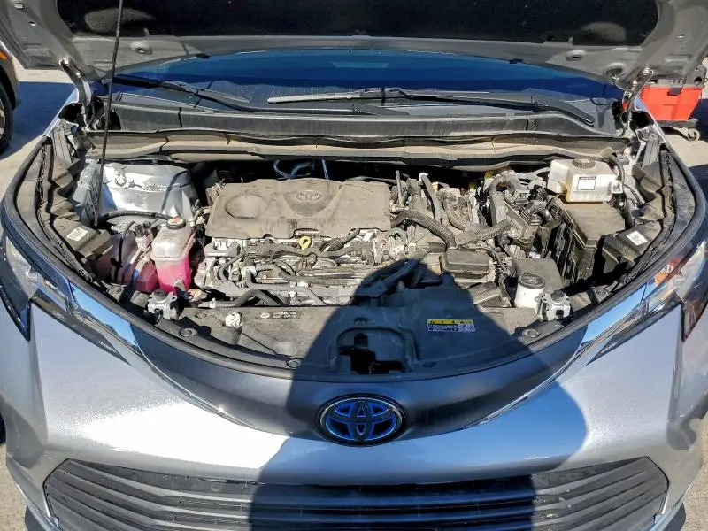 2022 TOYOTA SIENNA XLE  