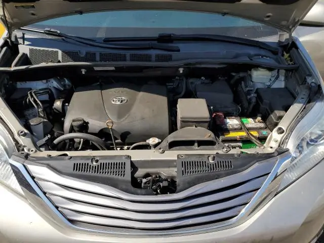 2017 TOYOTA SIENNA XLE  