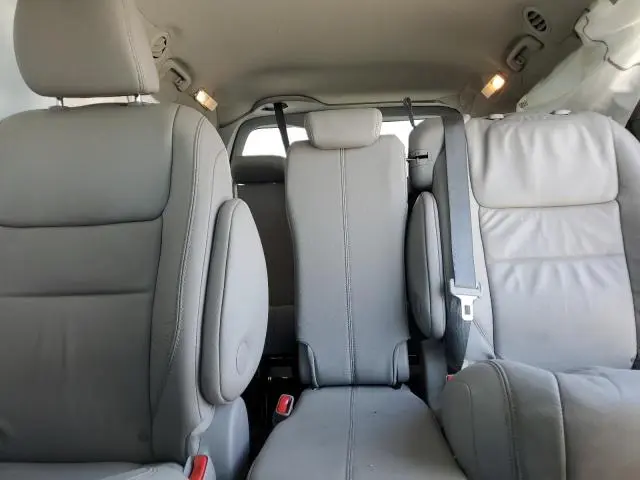 2016 TOYOTA SIENNA XLE