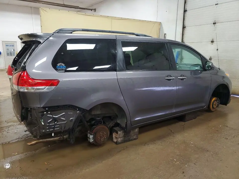 2014 TOYOTA SIENNA XLE 7-PASSENGER  