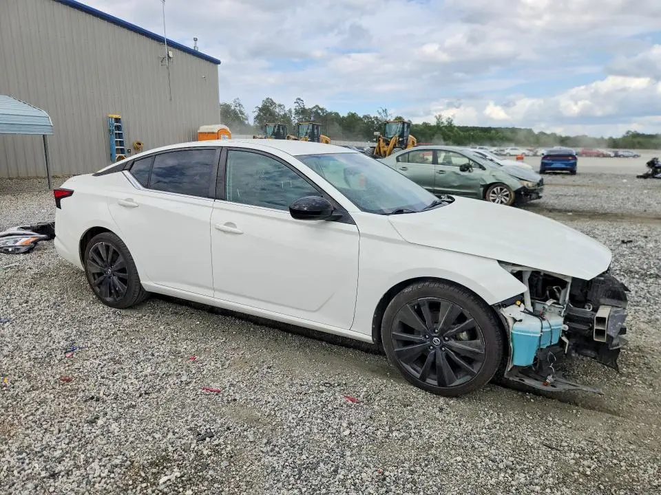 2022 NISSAN ALTIMA SR  