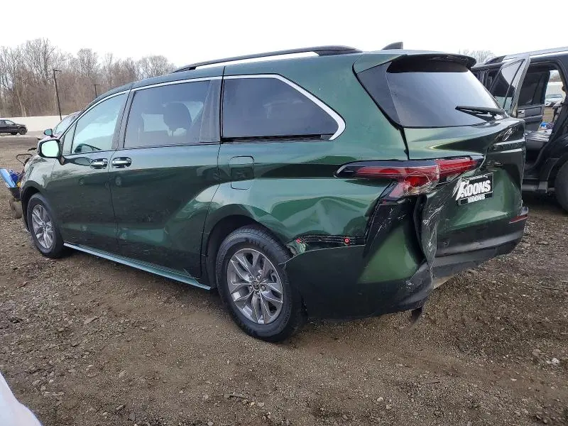 2023 TOYT SIENNA XLE   