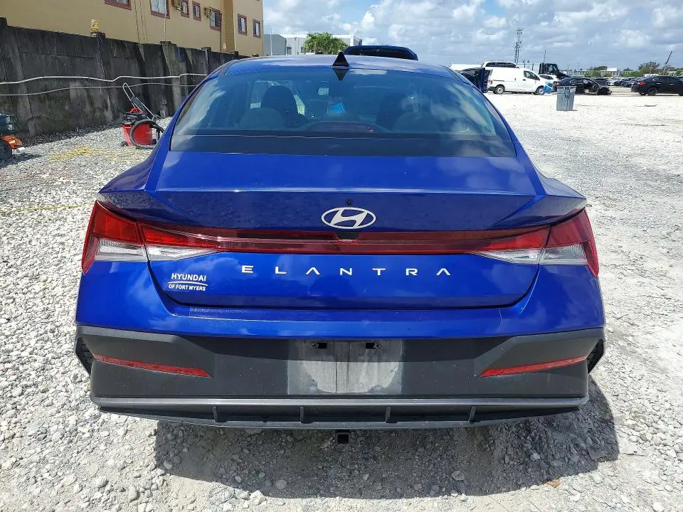 2024 HYUNDAI ELANTRA SE  