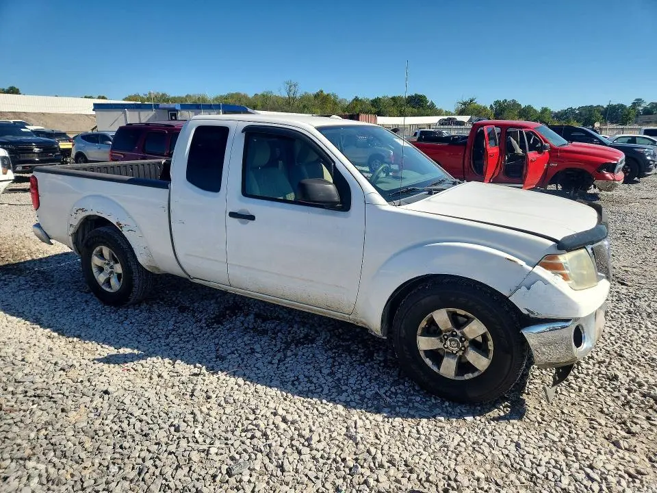 2011 NISSAN FRONTIER SV V6  