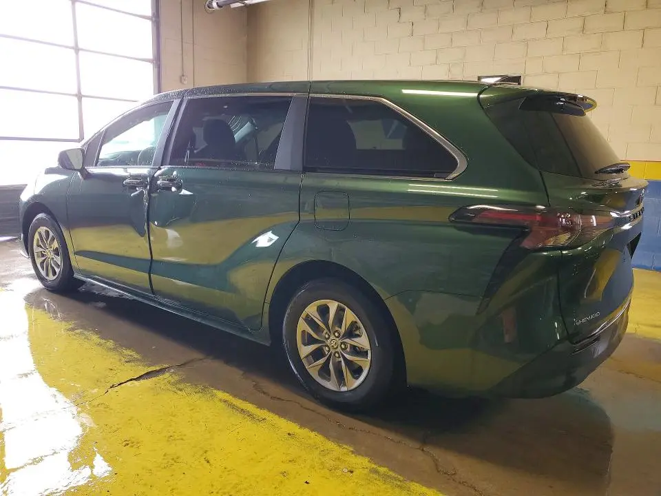 2025 TOYOTA SIENNA LE 8-PASSENGER  