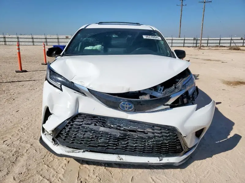 2022 TOYOTA SIENNA XSE  