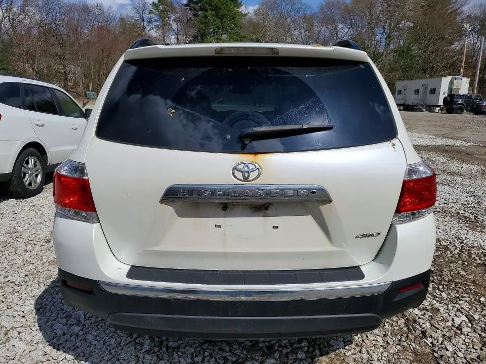 2013 TOYOTA HIGHLANDER SE  