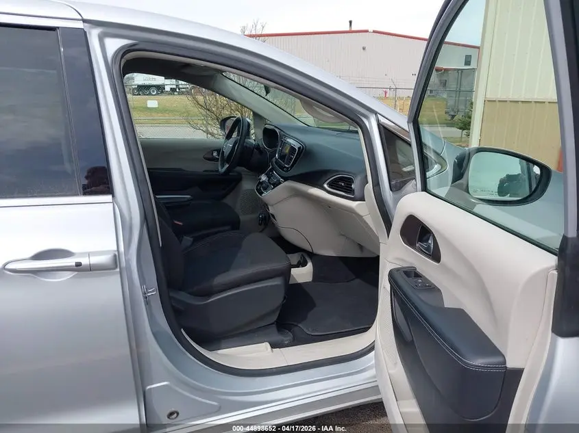 2022 CHRYSLER VOYAGER LX