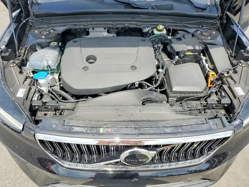 2025 VOLVO XC40 CORE  