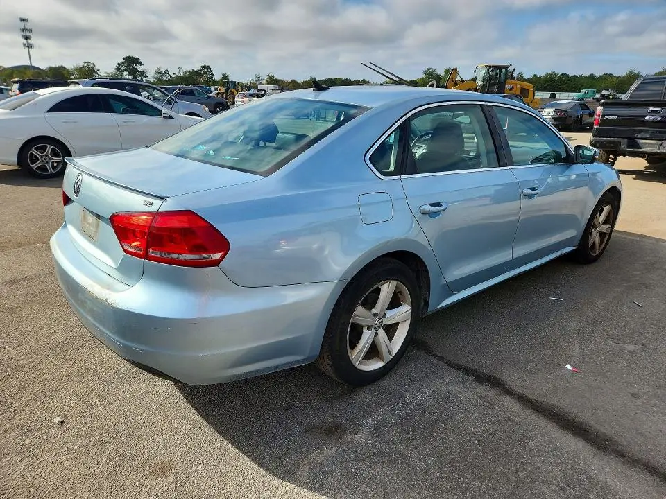 2013 VOLKSWAGEN PASSAT   