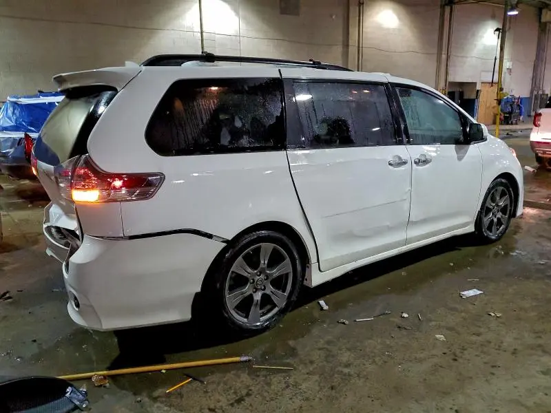 2018 TOYOTA SIENNA SE  