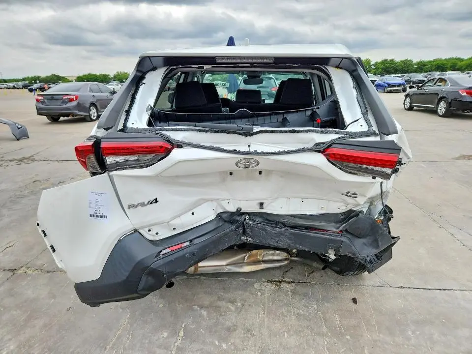 2022 TOYOTA RAV4 LE  