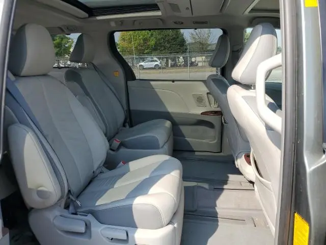 2013 TOYOTA SIENNA XLE  