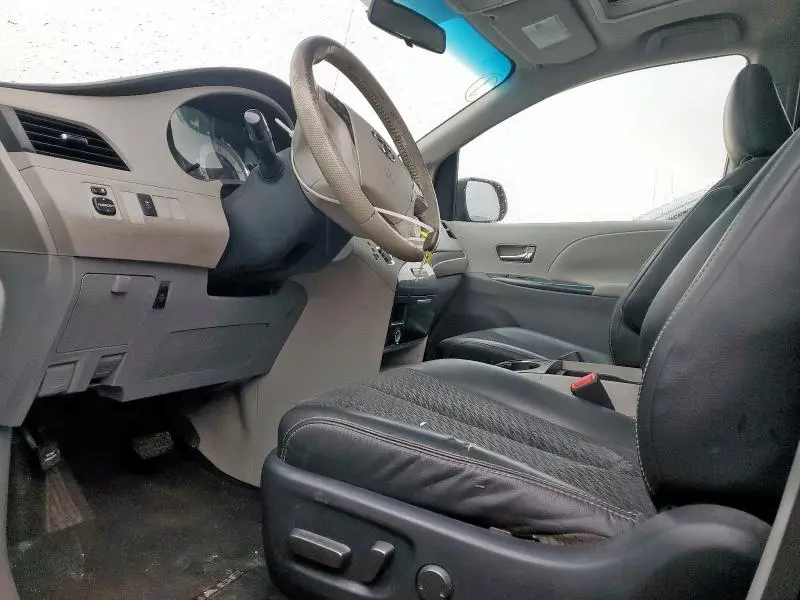 2011 TOYOTA SIENNA SPORT  