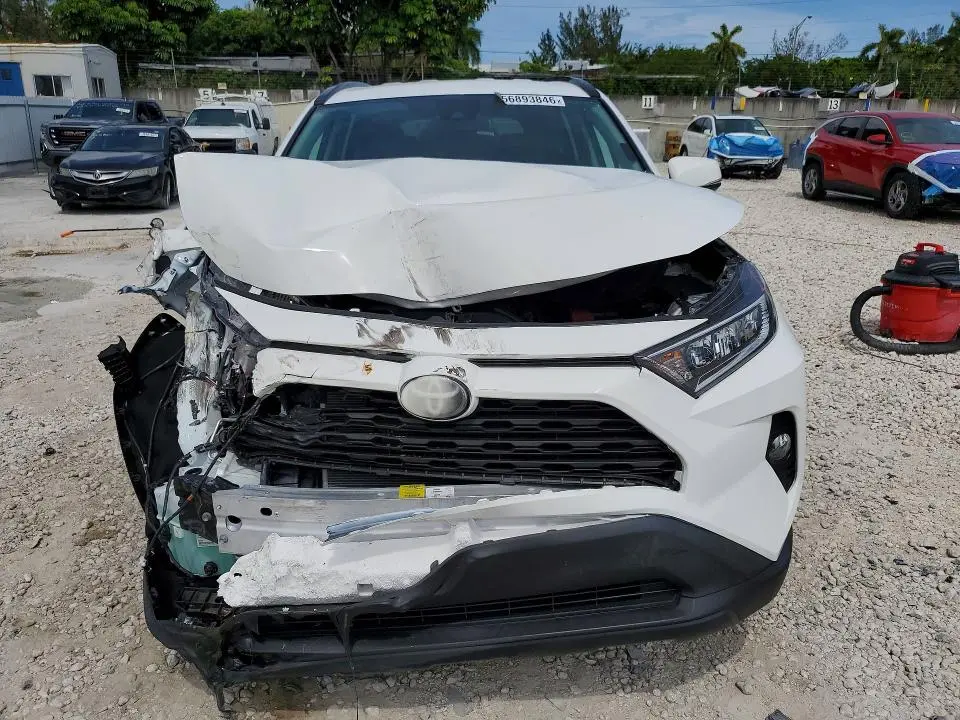 2021 TOYOTA RAV4 XLE  