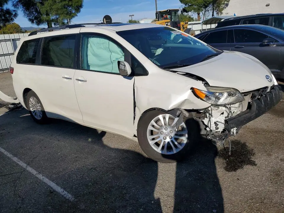 2016 TOYOTA SIENNA XLE  