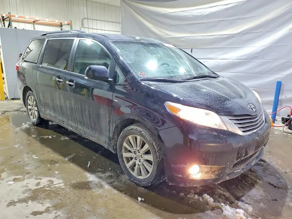 2017 TOYOTA SIENNA XLE  