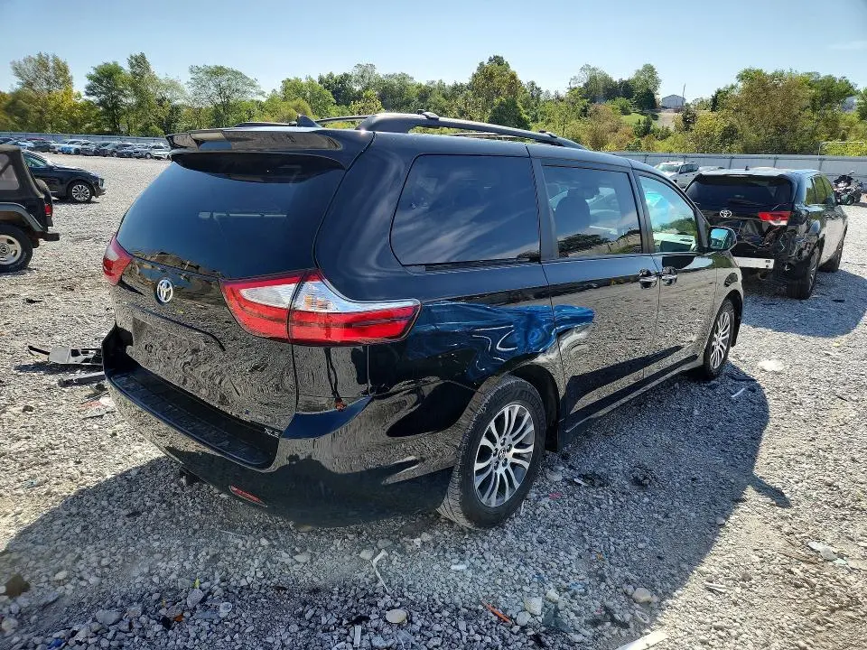 2018 TOYOTA SIENNA XLE 8-PASSENGER  