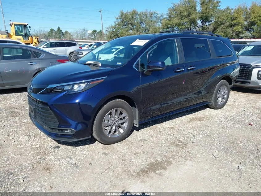 2025 TOYOTA SIENNA XLE