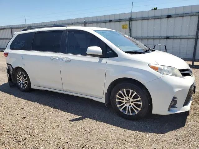 2020 TOYOTA SIENNA XLE  