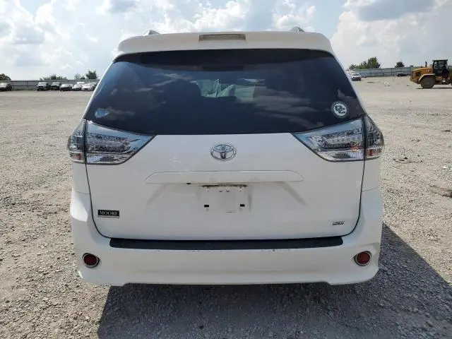 2017 TOYOTA SIENNA SE  