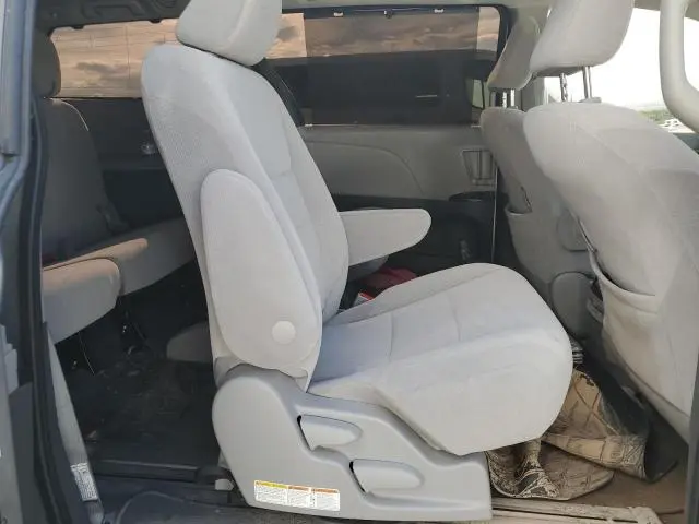 2020 TOYOTA SIENNA LE  