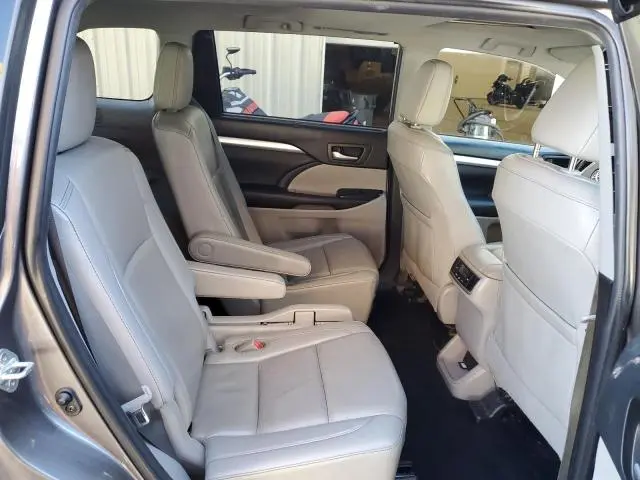 2019 TOYOTA HIGHLANDER SE  