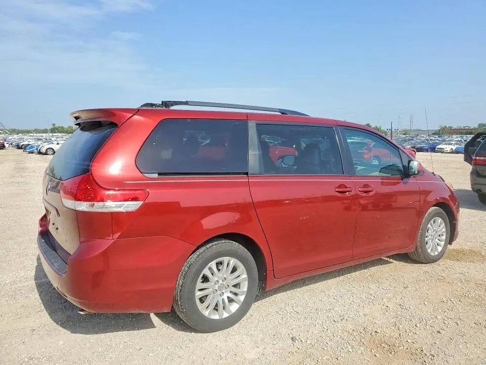 2013 TOYOTA SIENNA XLE 8-PASSENGER  