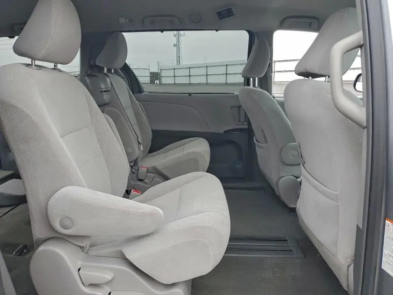 2018 TOYOTA SIENNA LE  