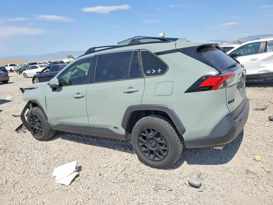 2022 TOYOTA RAV4 XLE  