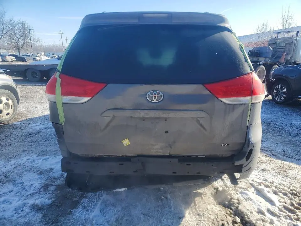 2013 TOYOTA SIENNA LE  