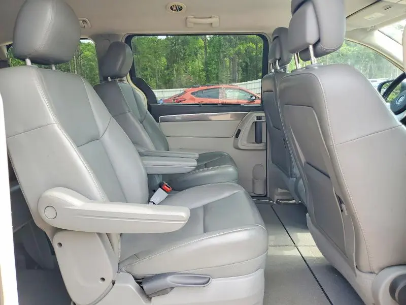 2010 VOLKSWAGEN ROUTAN SE  