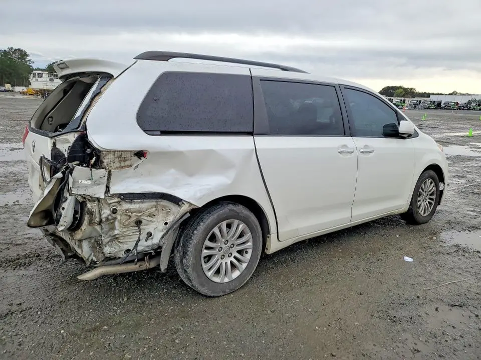 2015 TOYOTA SIENNA XLE 8-PASSENGER  