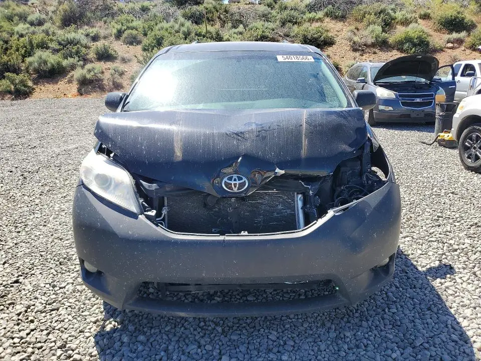 2017 TOYOTA SIENNA LE  