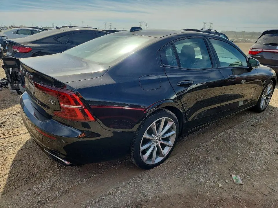 2021 VOLVO S60 T5 MOMENTUM  