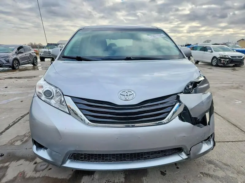 2014 TOYOTA SIENNA LE  