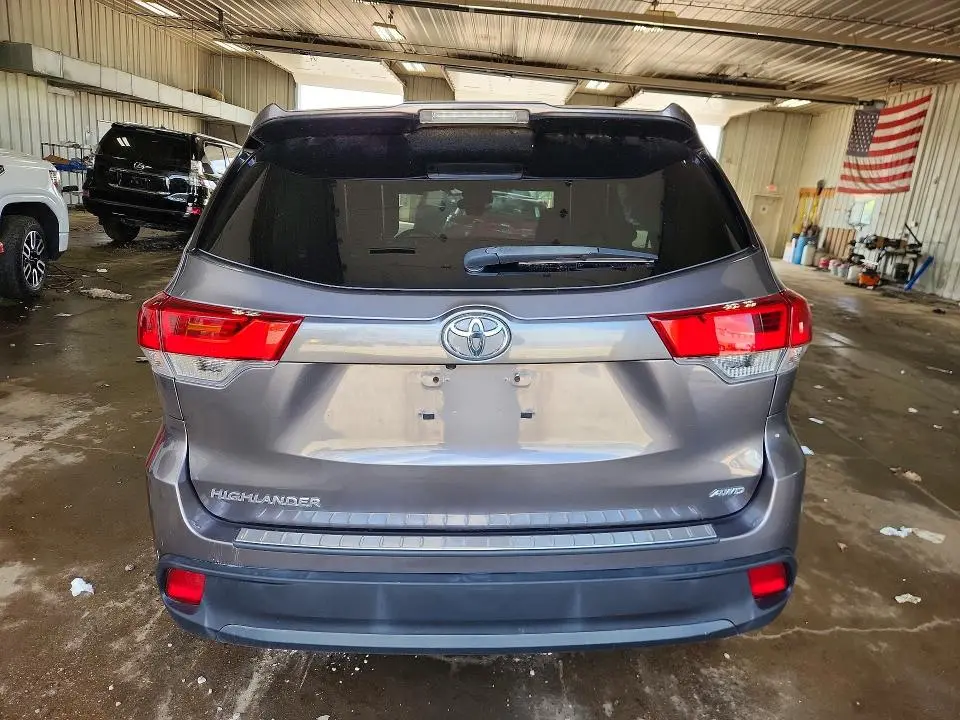 2019 TOYOTA HIGHLANDER LE  